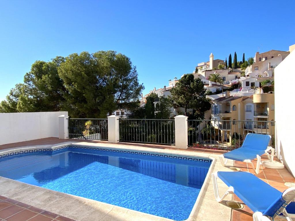 Bazén v ubytování Villa Lucena Private Pool Casasol nebo v jeho okolí