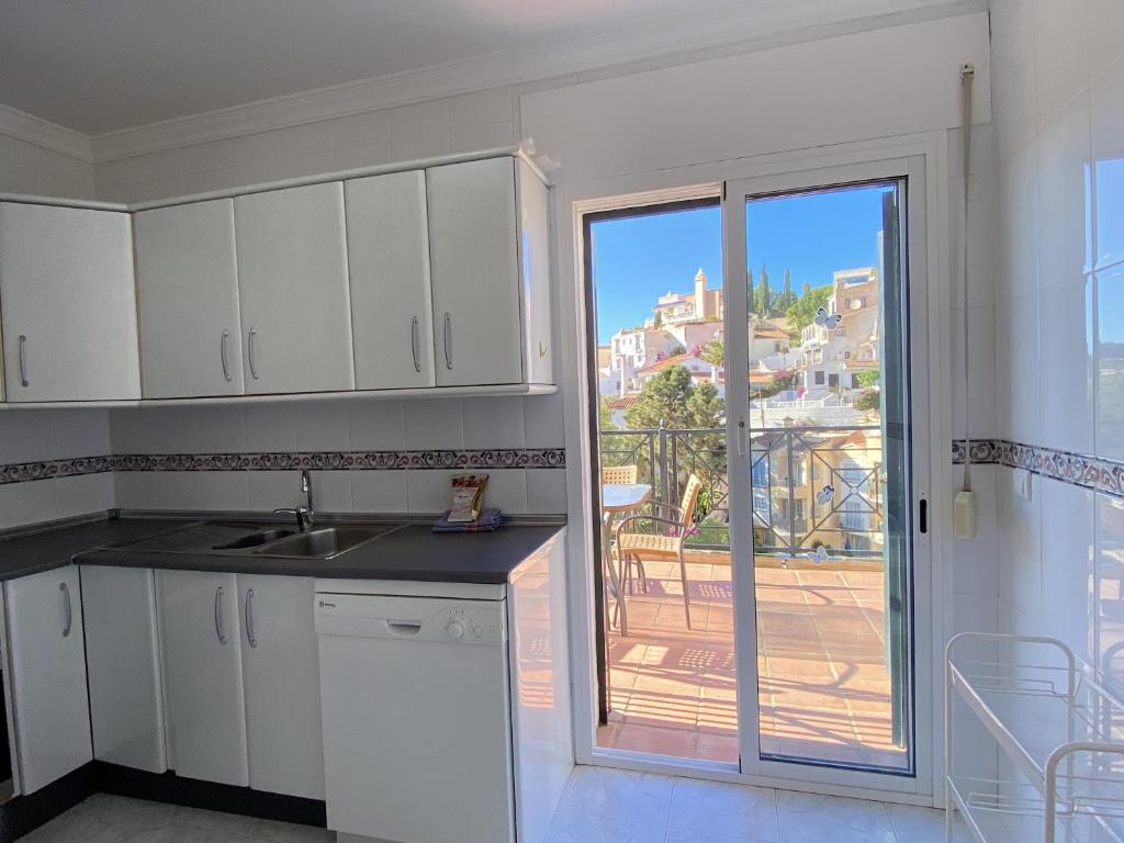 Kuchyň nebo kuchyňský kout v ubytování Villa Lucena Private Pool Casasol