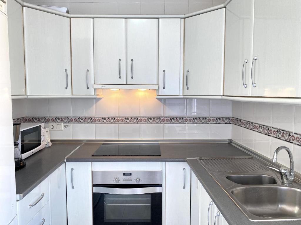 Kuchyň nebo kuchyňský kout v ubytování Villa Lucena Private Pool Casasol