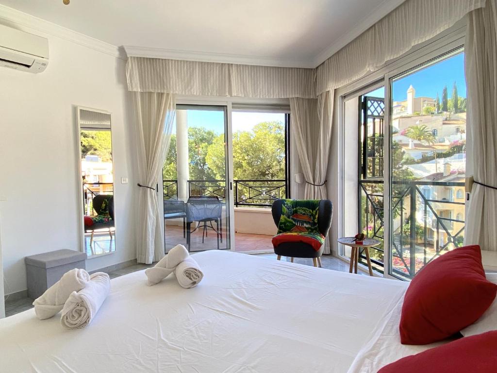 Postel nebo postele na pokoji v ubytování Villa Lucena Private Pool Casasol