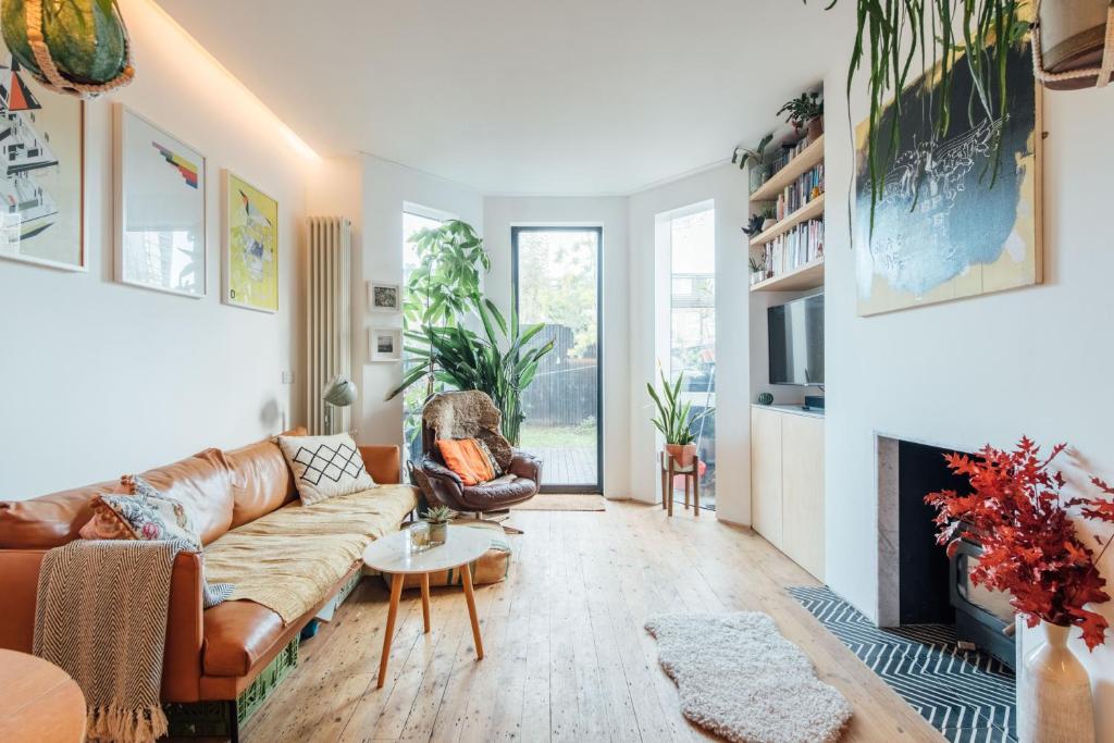 A seating area at Stylish 2 Bedroom Flat with a Private Sauna