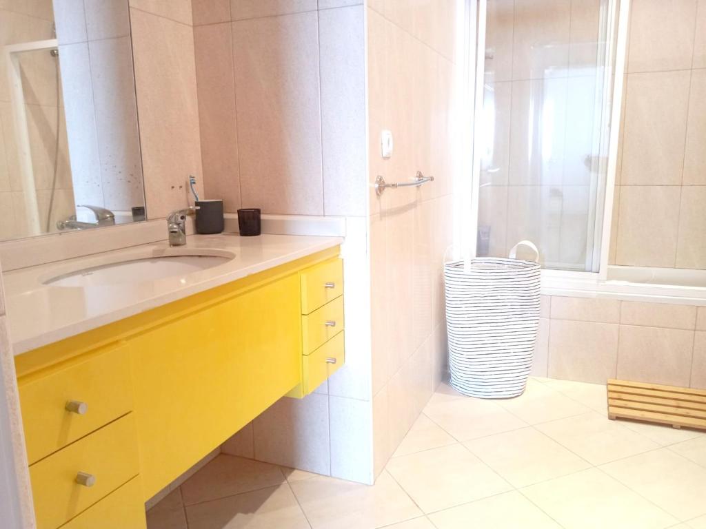 un bagno con lavandino e doccia di Charming Villa in São Miguel do Prado with Private Pool a Prado
