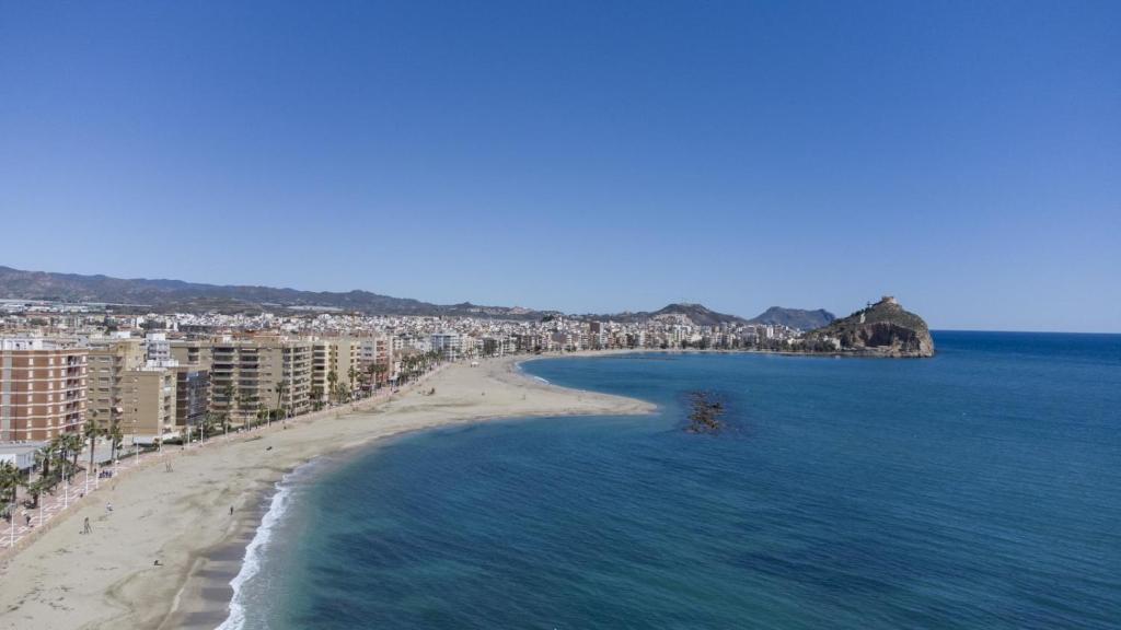 een uitzicht op een strand met gebouwen en de oceaan bij Henry's Apartment Aguilas in Águilas