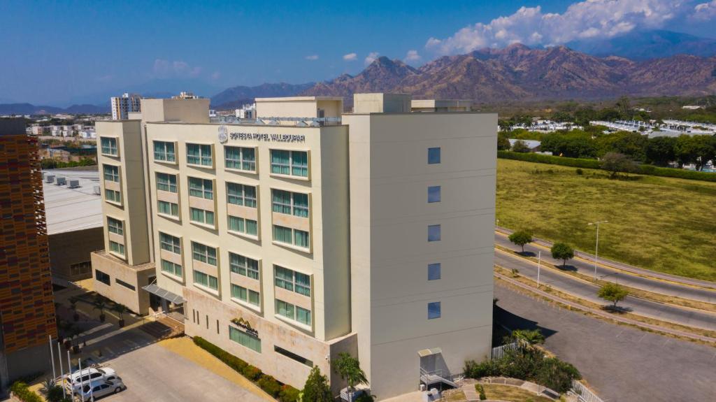 una vista aerea di un edificio con montagne sullo sfondo di Sonesta Valledupar a Valledupar
