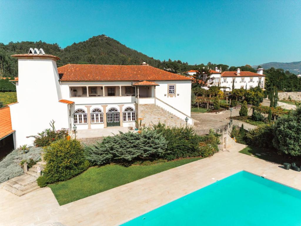 - une vue aérienne sur une maison avec une piscine dans l'établissement Quinta do Convento de Val´ Pereiras, à Ponte de Lima