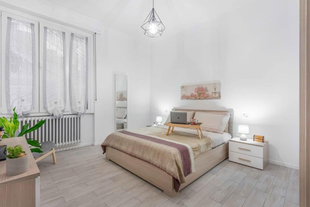 ein Schlafzimmer mit einem Bett und einem Laptop darauf in der Unterkunft ELLE Boutique [Milano-Lissone-Monza] in Lissone