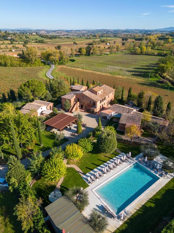 Bazén v ubytování Borgo San Vincenzo nebo v jeho okolí