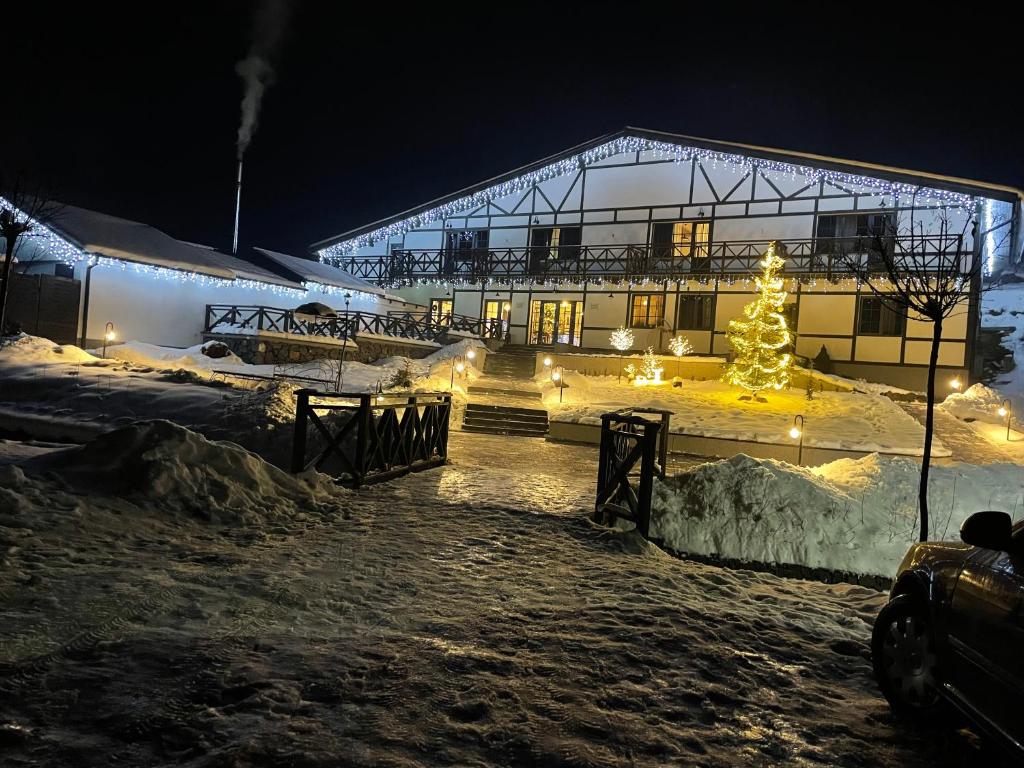 Bazén v ubytování Private House Scherbovets nebo v jeho okolí