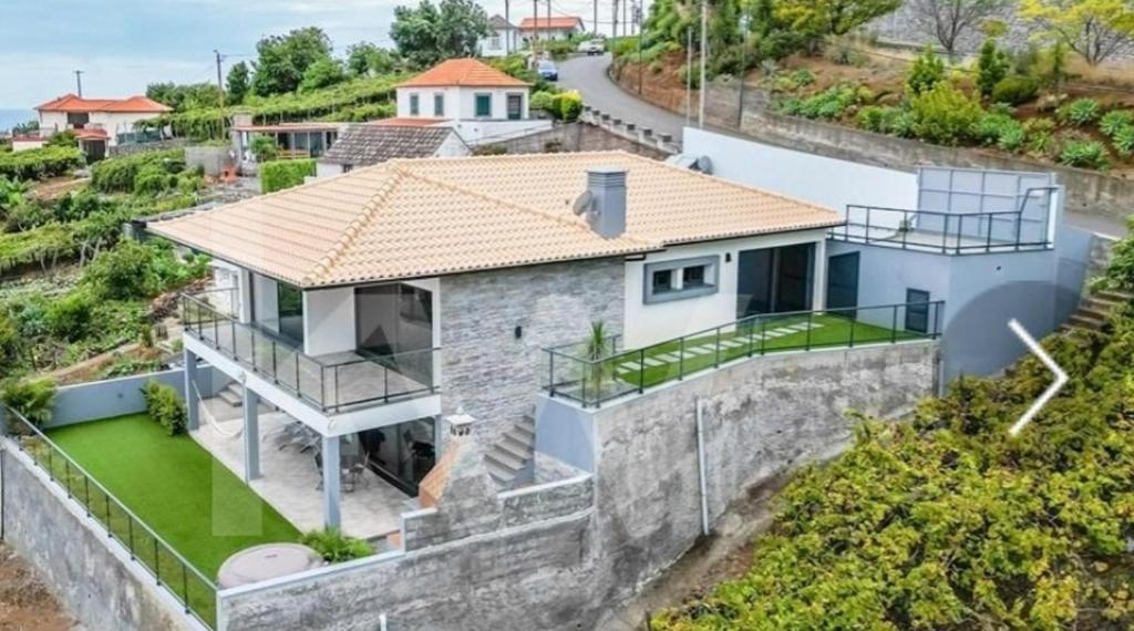una vista aerea di una casa con un muro in pietra di House - sleeps 3 free parking garden & jacuzzi a Estreito da Calheta