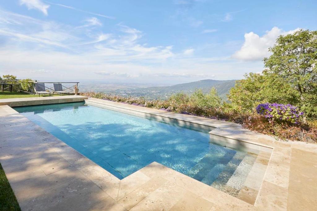 een zwembad met uitzicht op de bergen bij Villa Bobolino in Cortona