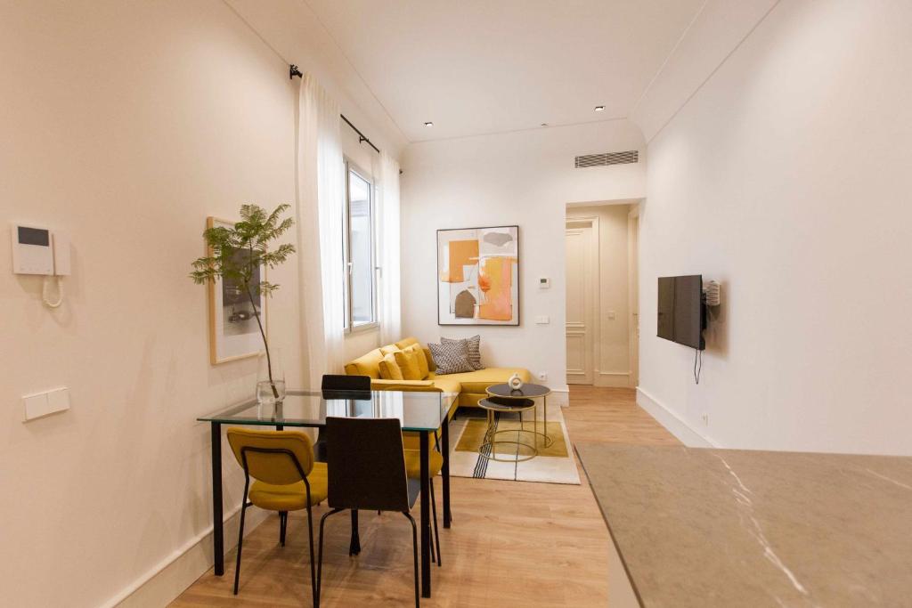 Televízia a/alebo spoločenská miestnosť v ubytovaní ISG Apartments Cedaceros 12