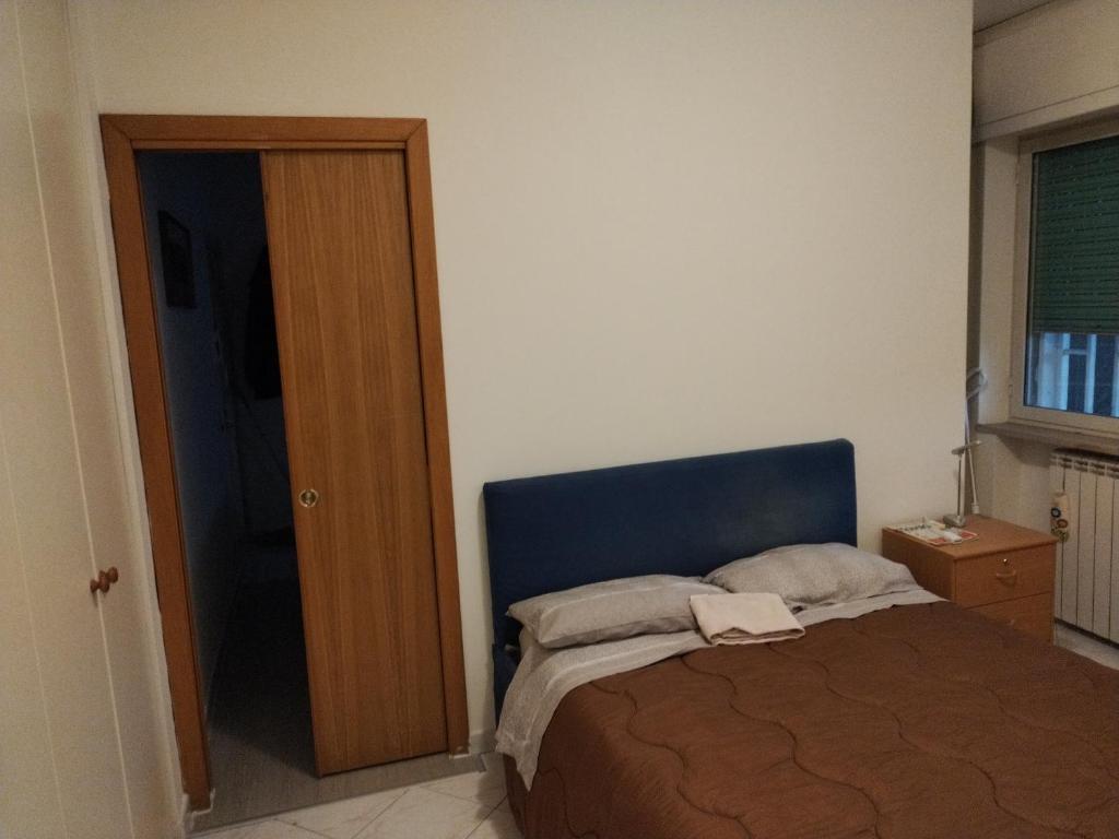 um quarto com uma cama com uma cabeceira azul em Appartamento Correale em Nápoles