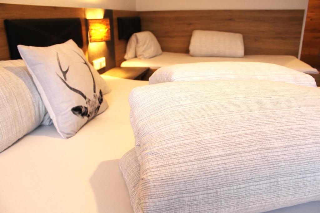 A bed or beds in a room at Apart Garni Jägerheim