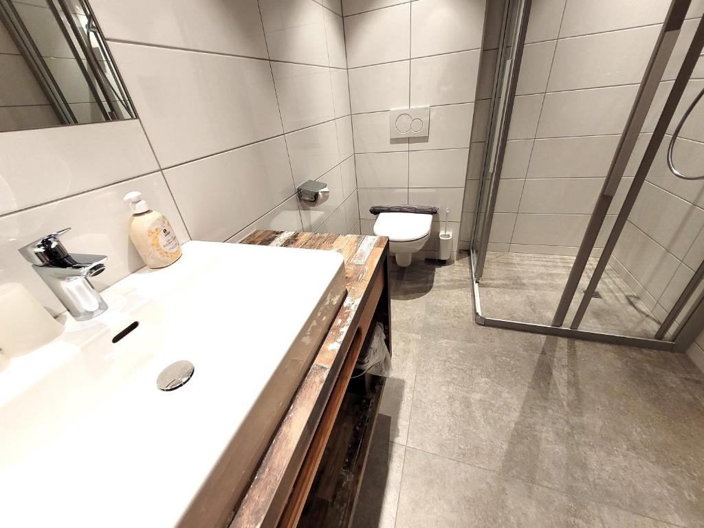 A bathroom at Apart Garni Jägerheim