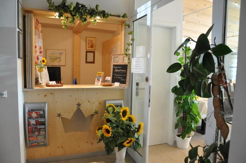 ein Geschäft mit einer Theke mit Sonnenblumen in einem Zimmer in der Unterkunft Landhaus Kaiser in Abenberg
