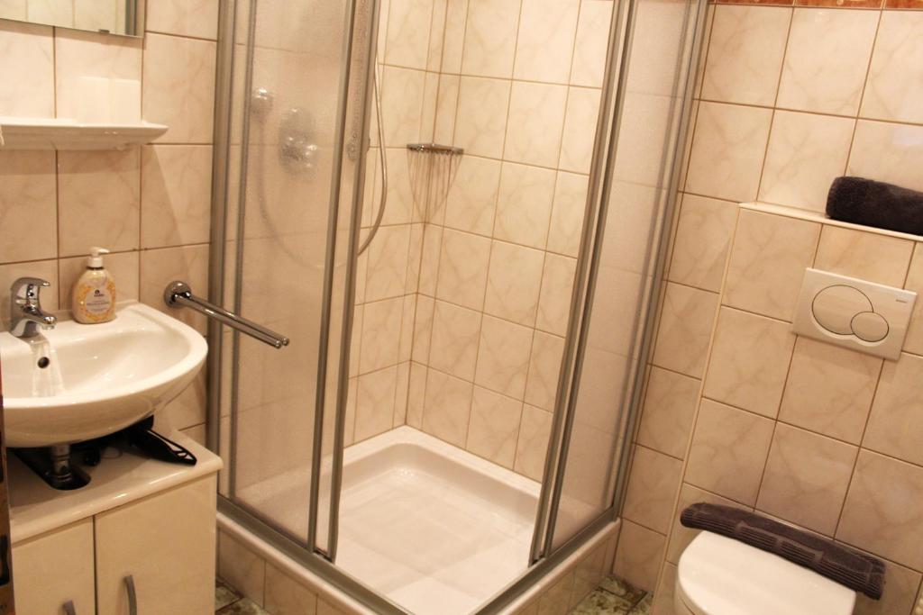 A bathroom at Apart Garni Jägerheim