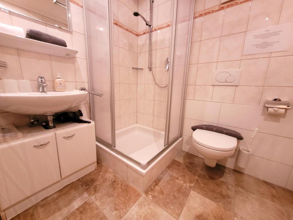 A bathroom at Apart Garni Jägerheim
