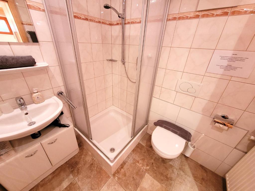 A bathroom at Apart Garni Jägerheim