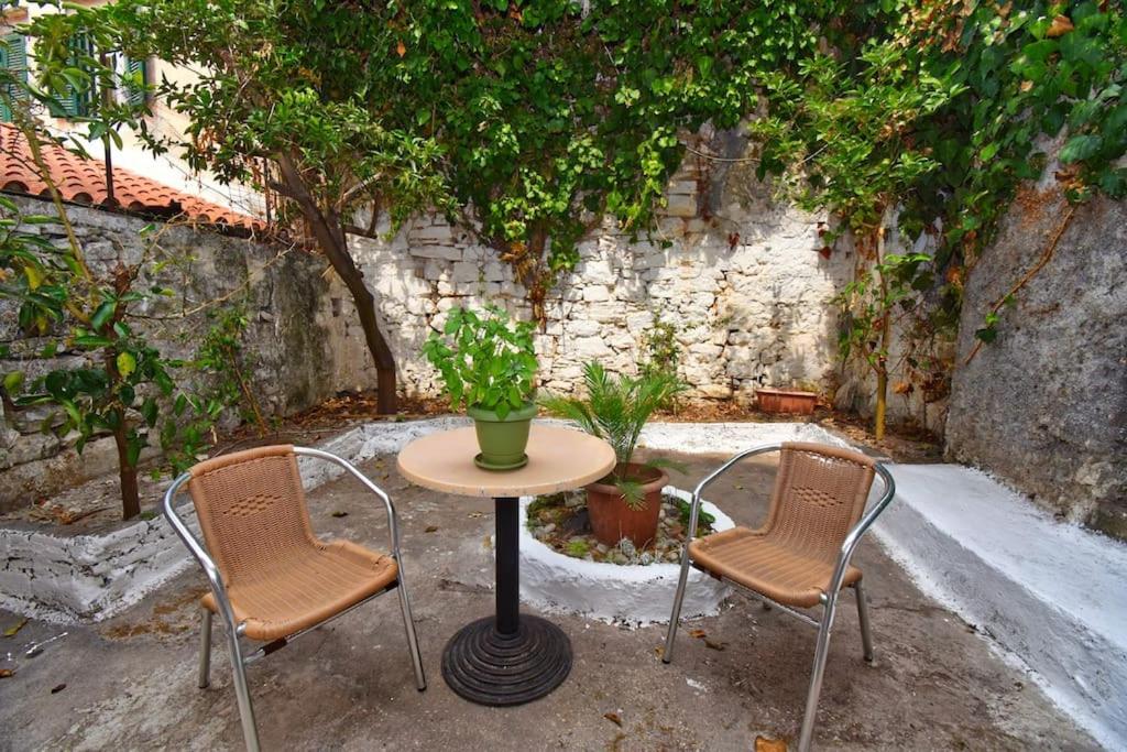 Patio alebo iná vonkajšia časť ubytovania Traditional House with Ivy Garden
