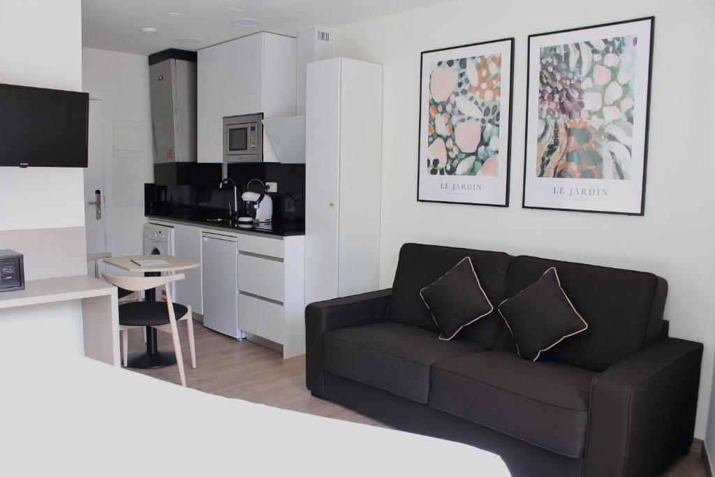 A kitchen or kitchenette at Apartamentos Centro Jardines