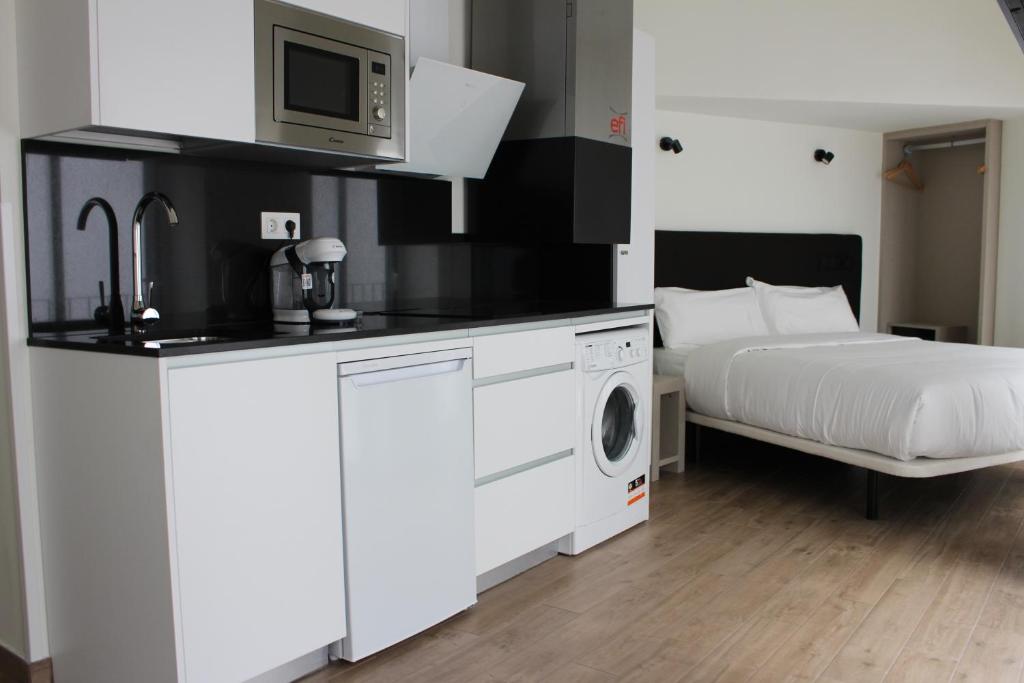 A kitchen or kitchenette at Apartamentos Centro Jardines