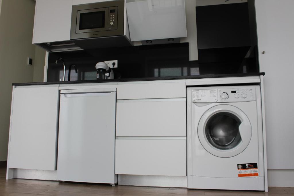 A kitchen or kitchenette at Apartamentos Centro Jardines