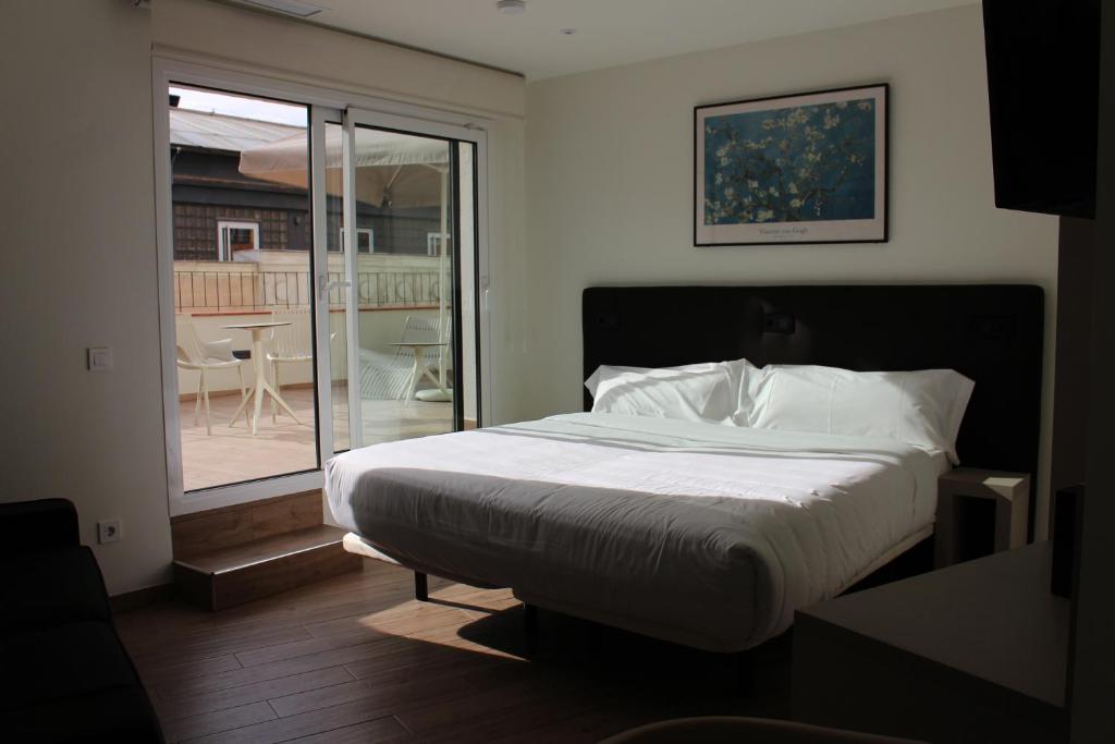 A bed or beds in a room at Apartamentos Centro Jardines