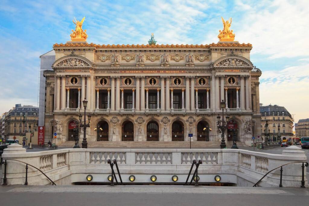 duży budynek przed budynkiem w obiekcie Superb Large and New 4bds Flat - Heart of Paris 10 w Paryżu