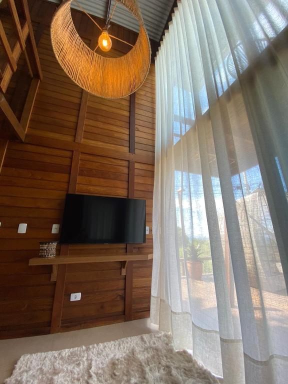 Uma TV ou centro de entretenimento em Ilha do Mel Lodges