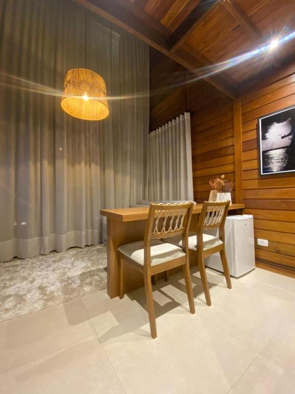 Uma área de estar em Ilha do Mel Lodges