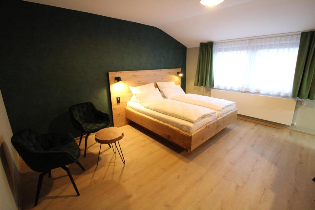 Postel nebo postele na pokoji v ubytování DER Hirsch Hotel