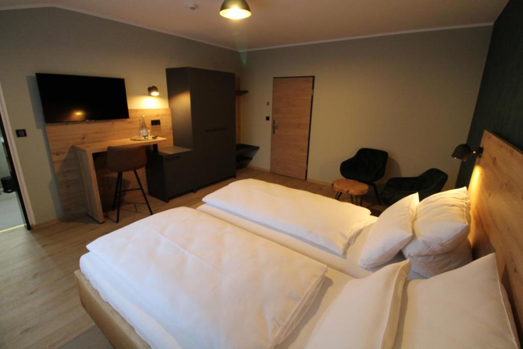 Postel nebo postele na pokoji v ubytování DER Hirsch Hotel