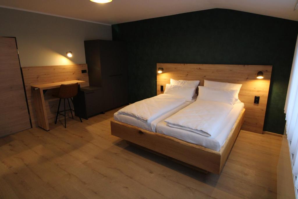 Postel nebo postele na pokoji v ubytování DER Hirsch Hotel