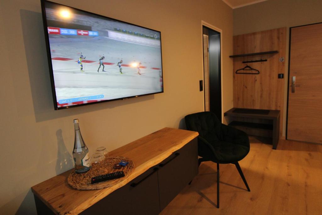 TV a/nebo společenská místnost v ubytování DER Hirsch Hotel