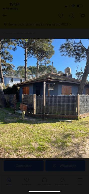 una foto de una casa con una valla en FloChris Villa Gesell Zona Norte SOLO FAMILIAS en Villa Gesell