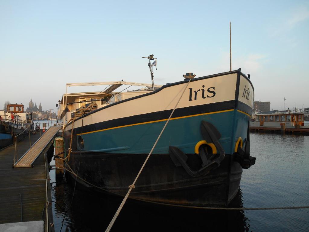 アムステルダムにあるHotelboat Irisの水上の桟橋に停泊する船