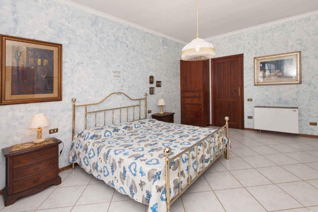une chambre avec un lit avec une couette bleue et blanche dans l'établissement Holiday home in Quartu Sant'Elena 22916, à Flumini di Quartu