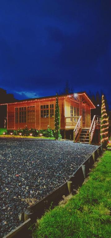 ein Haus mit Kieseinfahrt davor in der Unterkunft EcoChalet Luxury in Ráquira