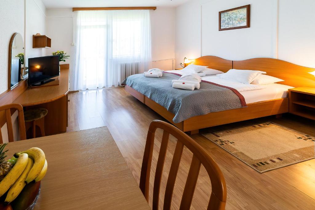 Postel nebo postele na pokoji v ubytování Napfény Hotel