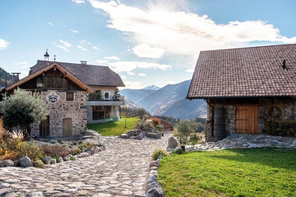 una casa en las montañas con una entrada de piedra en Spornberg Mountain Living Nordberg, en Soprabolzano