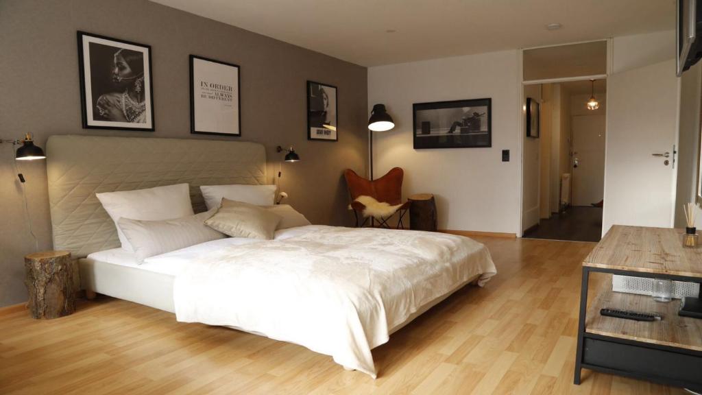 1 dormitorio con 1 cama blanca grande en una habitación en Sweet Home Apartments en Freiburg im Breisgau