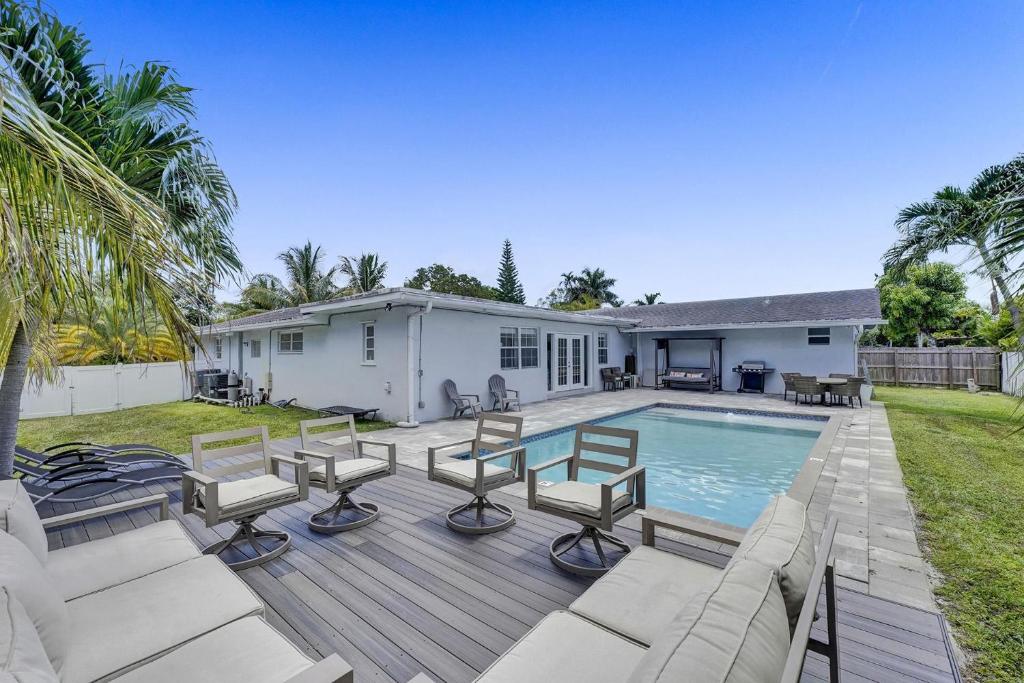 a deck with chairs and a swimming pool at Luxurious Villa with Pool in Hollywood