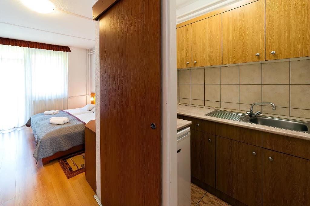 Postel nebo postele na pokoji v ubytování Napfény Hotel