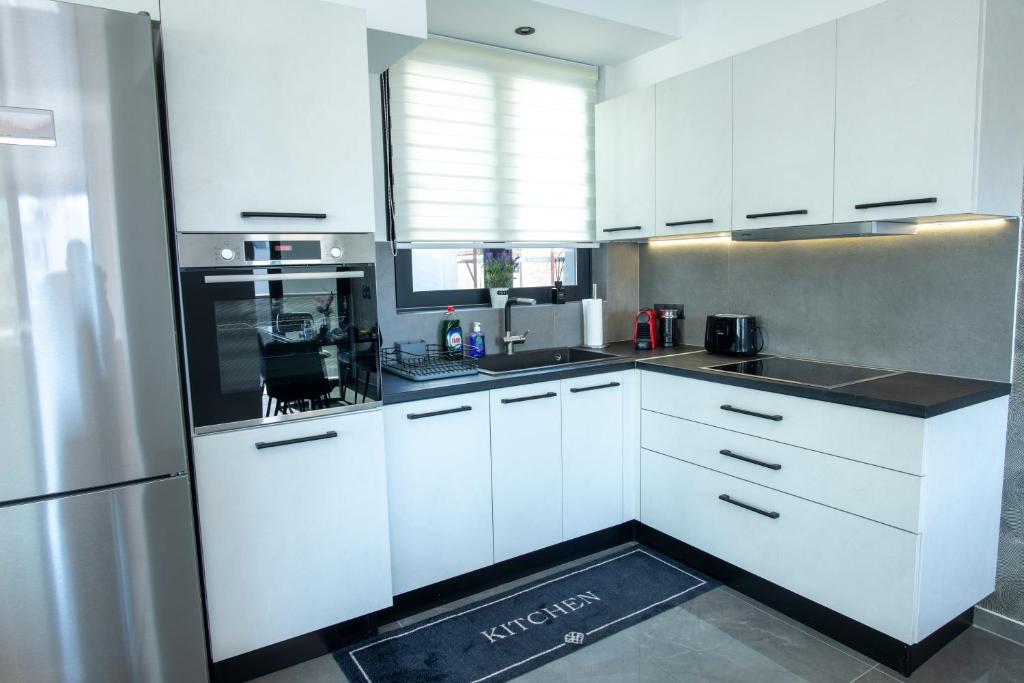 A kitchen or kitchenette at Luxury Penthouse with Acropolis View and Jacuzzi