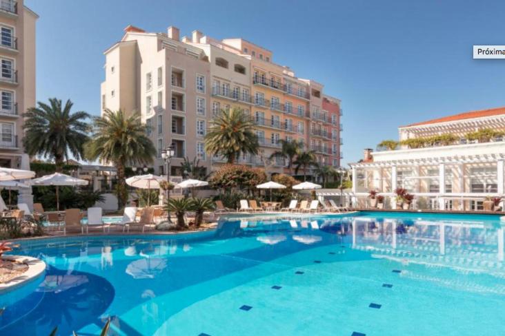 una grande piscina di fronte a un edificio di IL Campanario - Suíte a Florianópolis