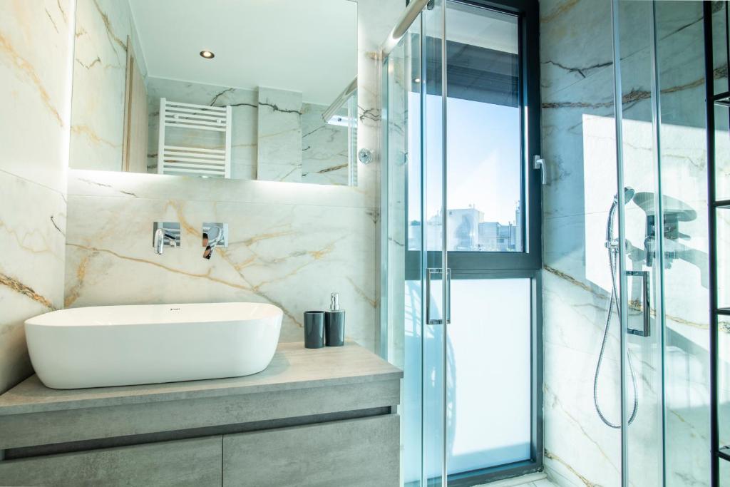 A bathroom at Luxury Penthouse with Acropolis View and Jacuzzi