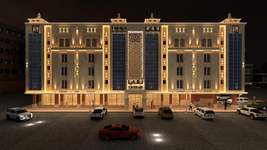 een groot gebouw met auto's geparkeerd voor het bij تمايا الخبر Tamaya Alkhobar in Al Khobar