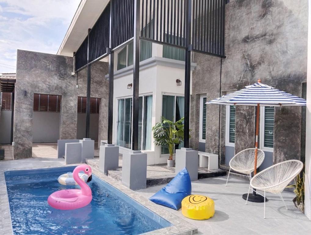 a swimming pool with a pink flamingo in a house at Nadda Pool Villa Ranong in Ban Bang Rin (1)