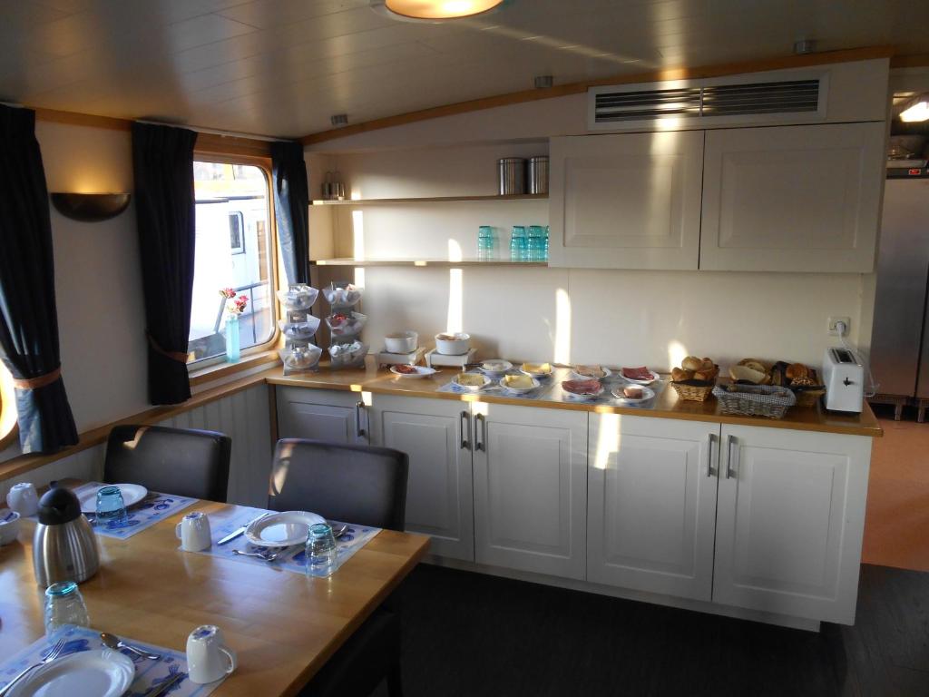 Kuchyň nebo kuchyňský kout v ubytování Hotelboat Iris