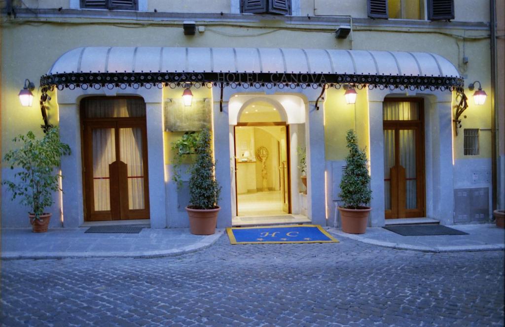 ein Gebäude mit einem Schild vor einer Tür in der Unterkunft Hotel Canova in Rom